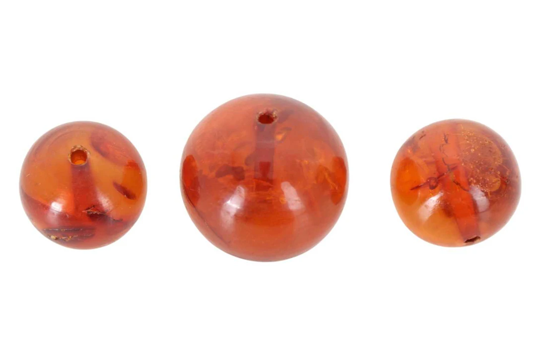 COLLECTION OF AMBER COLOURED BEADS EARLY/MID 20TH CENTURY