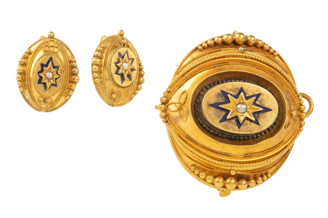 VICTORIAN MOURNING BROOCH AND EARRING SET LATE 19TH/EARLY 20TH CENTURY
