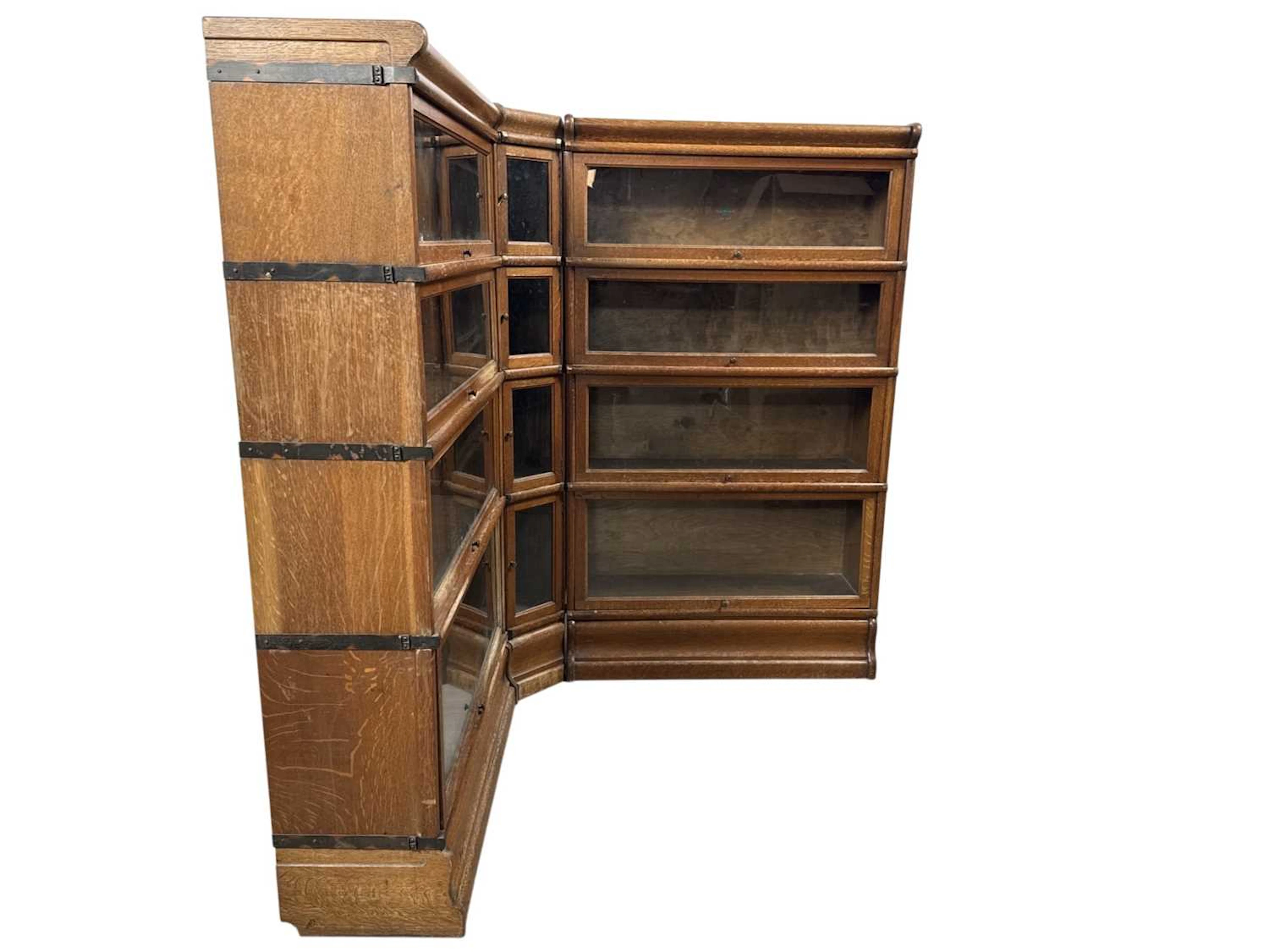 RANGE OF GLOBE WERNICKE OAK SECTIONAL BOOKCASES CIRCA 1920s