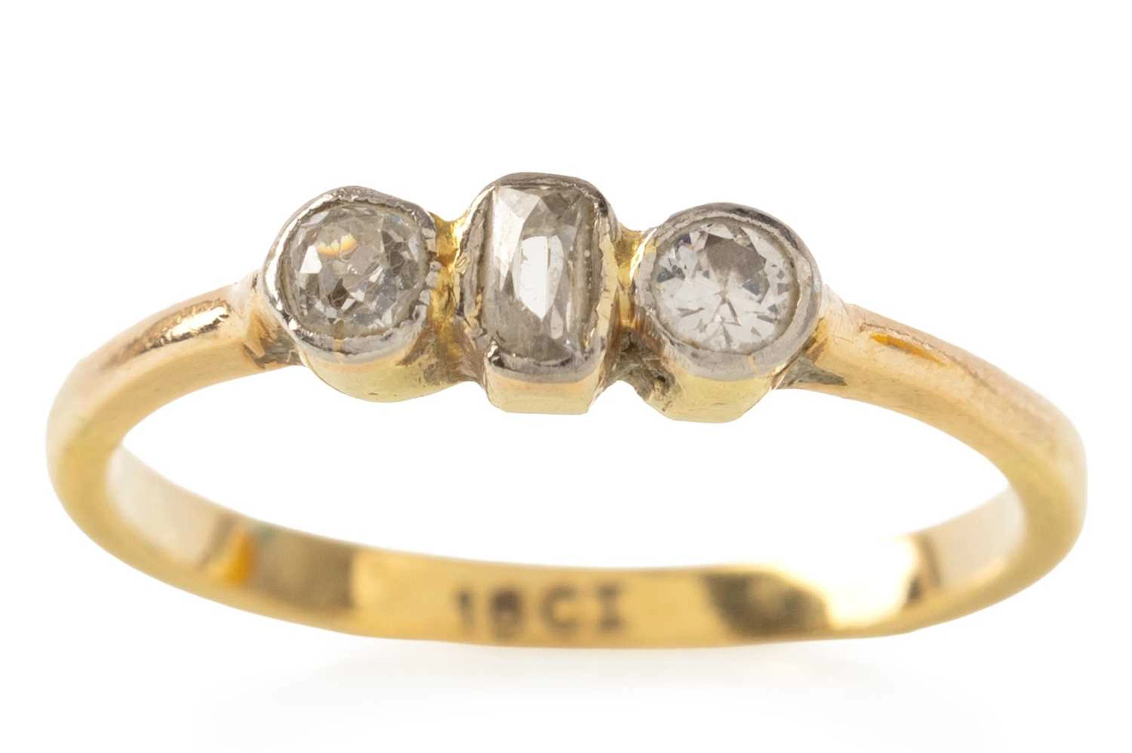 DIAMOND THREE STONE RING EARLY/MID 20TH CENTURY