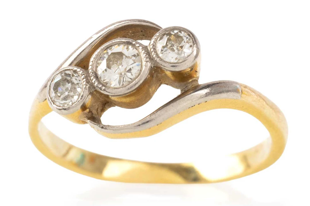 DIAMOND THREE STONE RING LATE 20TH CENTURY