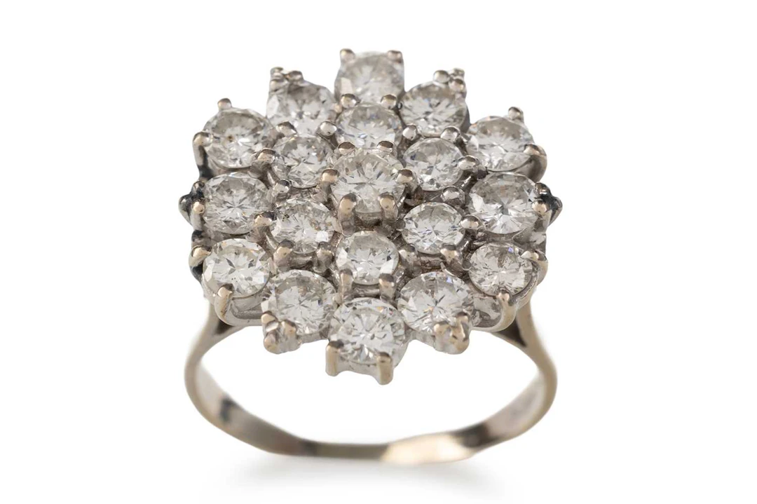 DIAMOND CLUSTER RING MID/LATE 20TH CENTURY