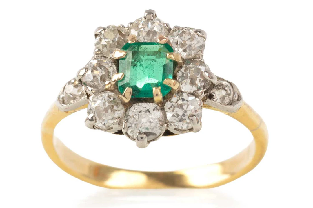 EMERALD AND DIAMOND CLUSTER RING EARLY 20TH CENTURY