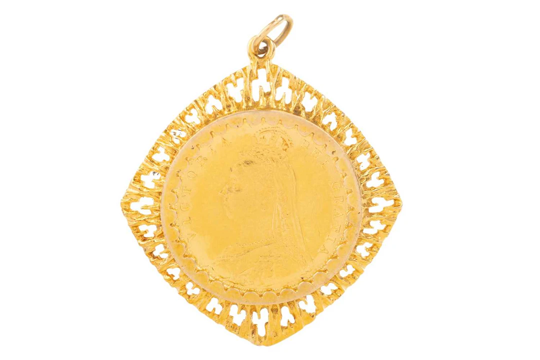 VICTORIA GOLD HALF SOVEREIGN PENDANT 1890