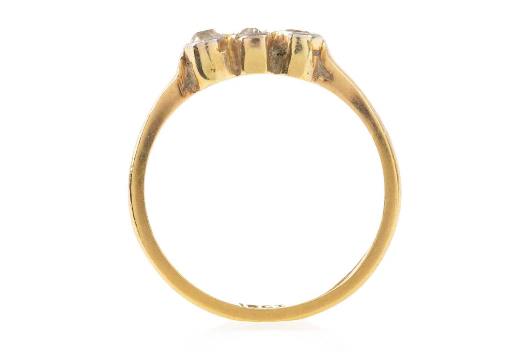DIAMOND THREE STONE RING EARLY/MID 20TH CENTURY