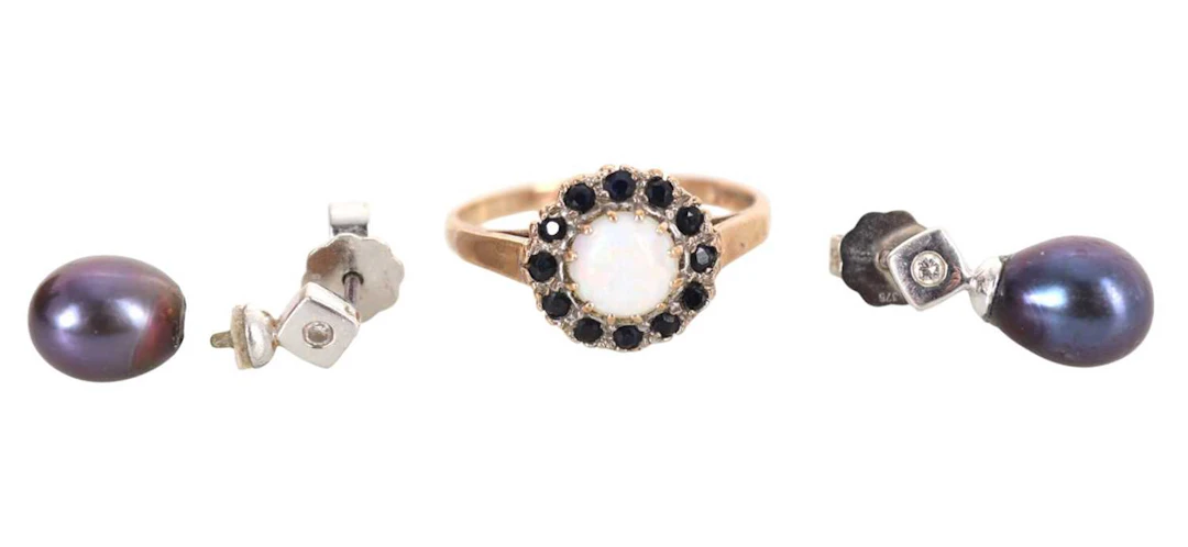 SAPPHIRE AND OPAL RING AND A PAIR OF CULTURED PEARL EARRINGS LATE 20TH CENTURY