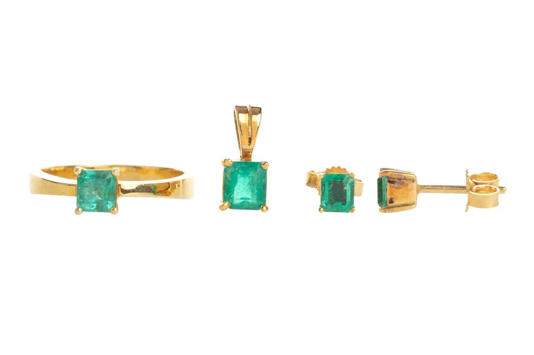 COLOMBIAN EMERALD RING, EARRINGS AND A PENDANT LATE 20TH CENTURY