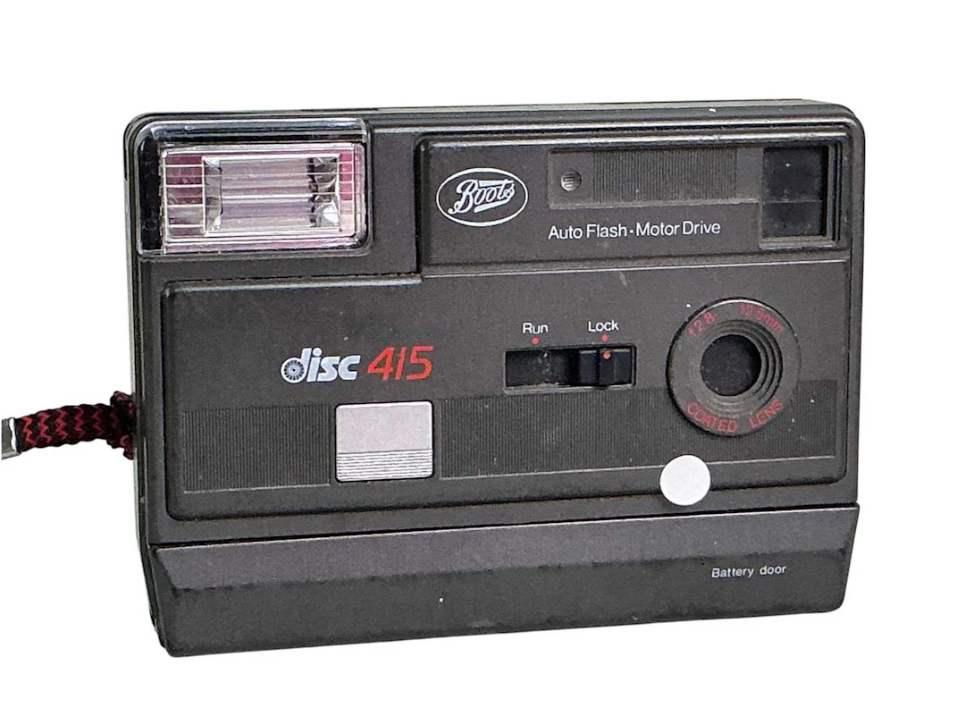 GROUP OF CAMERAS MID/LATE 20TH CENTURY