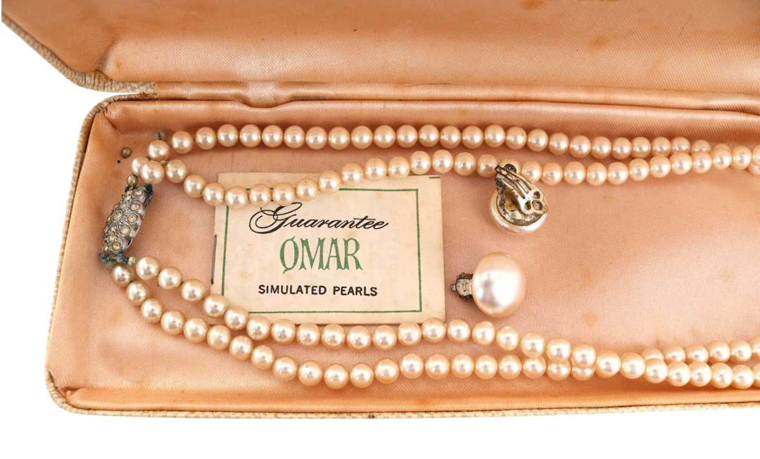 COLLECTION OF PEARL AND OTHER NECKLACES LATE 20TH CENTURY