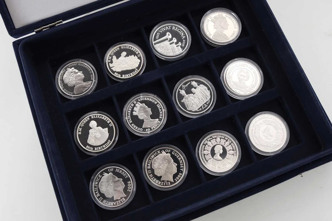 COLLECTION OF SIXTEEN SILVER COMMONWEALTH COMMEMORATIVE COINS 2006