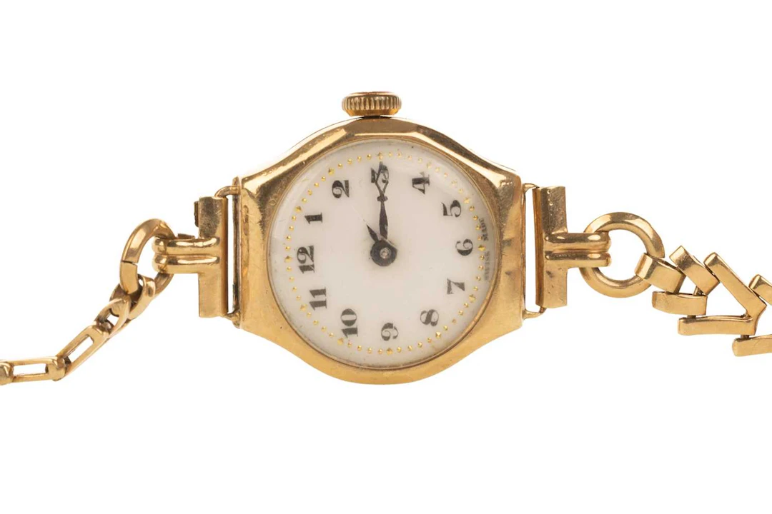 NINE CARAT GOLD MANUAL WIND WRIST WATCH MID/LATE 20TH CENTURY