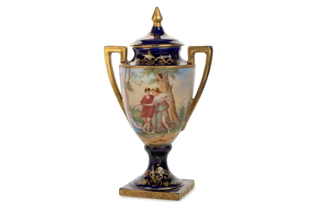IN THE MANNER OF ROYAL VIENNA, PORCELAIN LIDDED VASE EARLY 20TH CENTURY