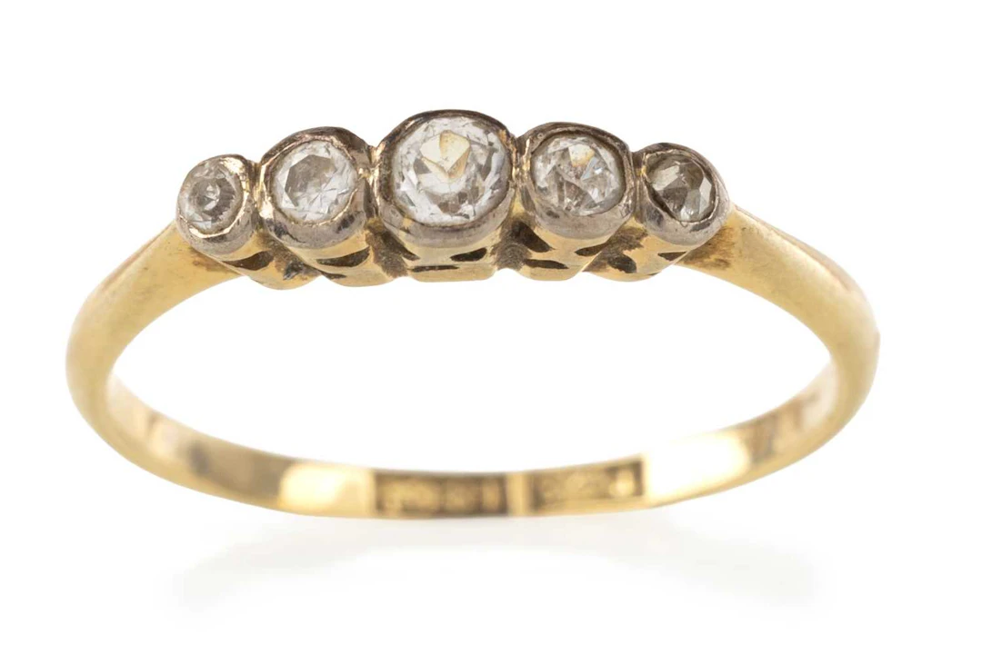 DIAMOND FIVE STONE RING LATE 20TH CENTURY