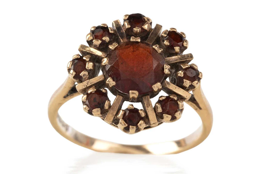 GARNET DRESS RING LATE 20TH CENTURY