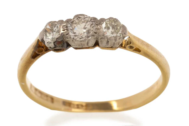 DIAMOND THREE STONE RING LATE 20TH CENTURY