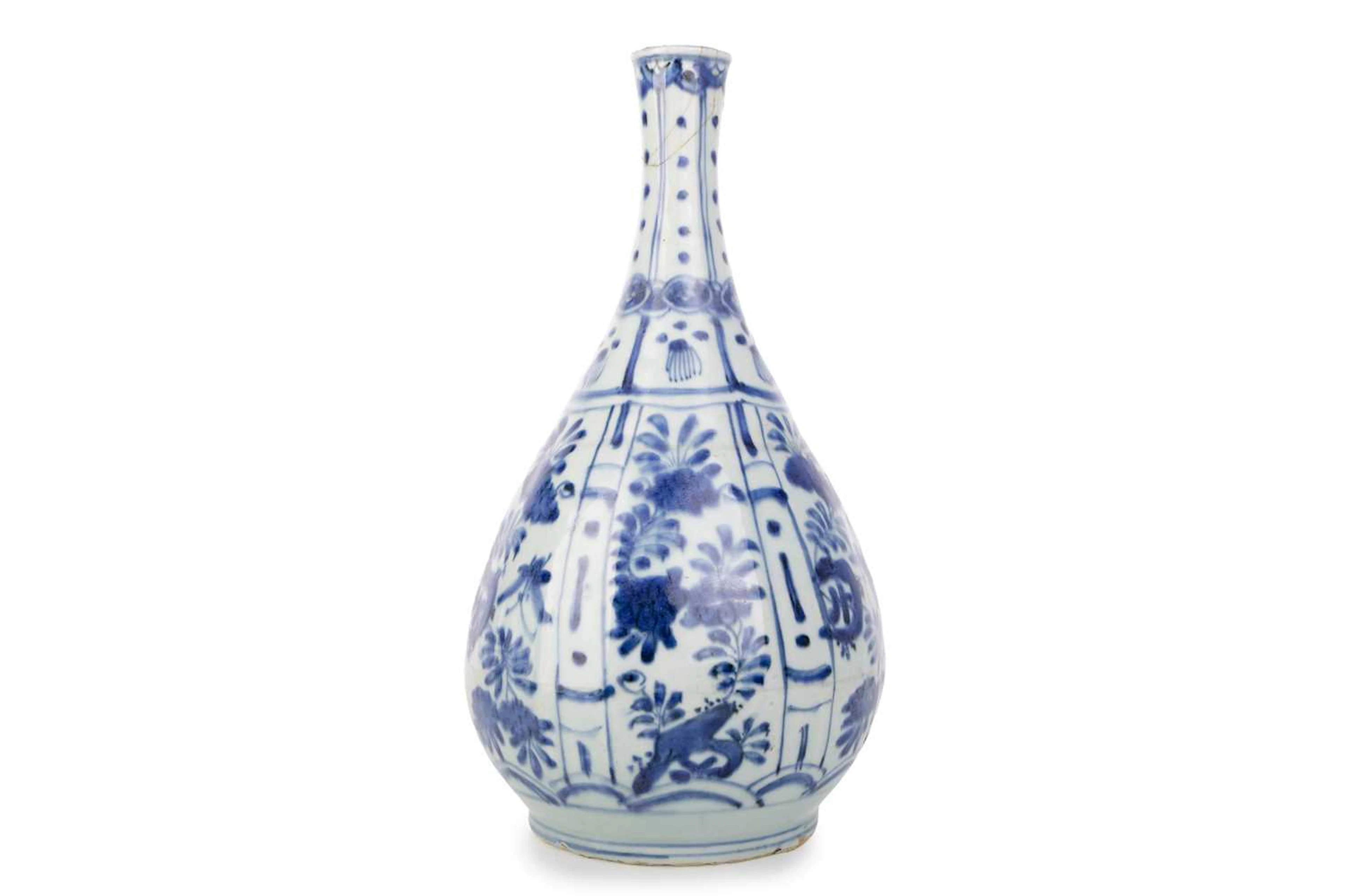 CHINESE BLUE AND WHITE 'KRAAK' PORCELAIN VASE WANLI PERIOD (1572 - 1620)