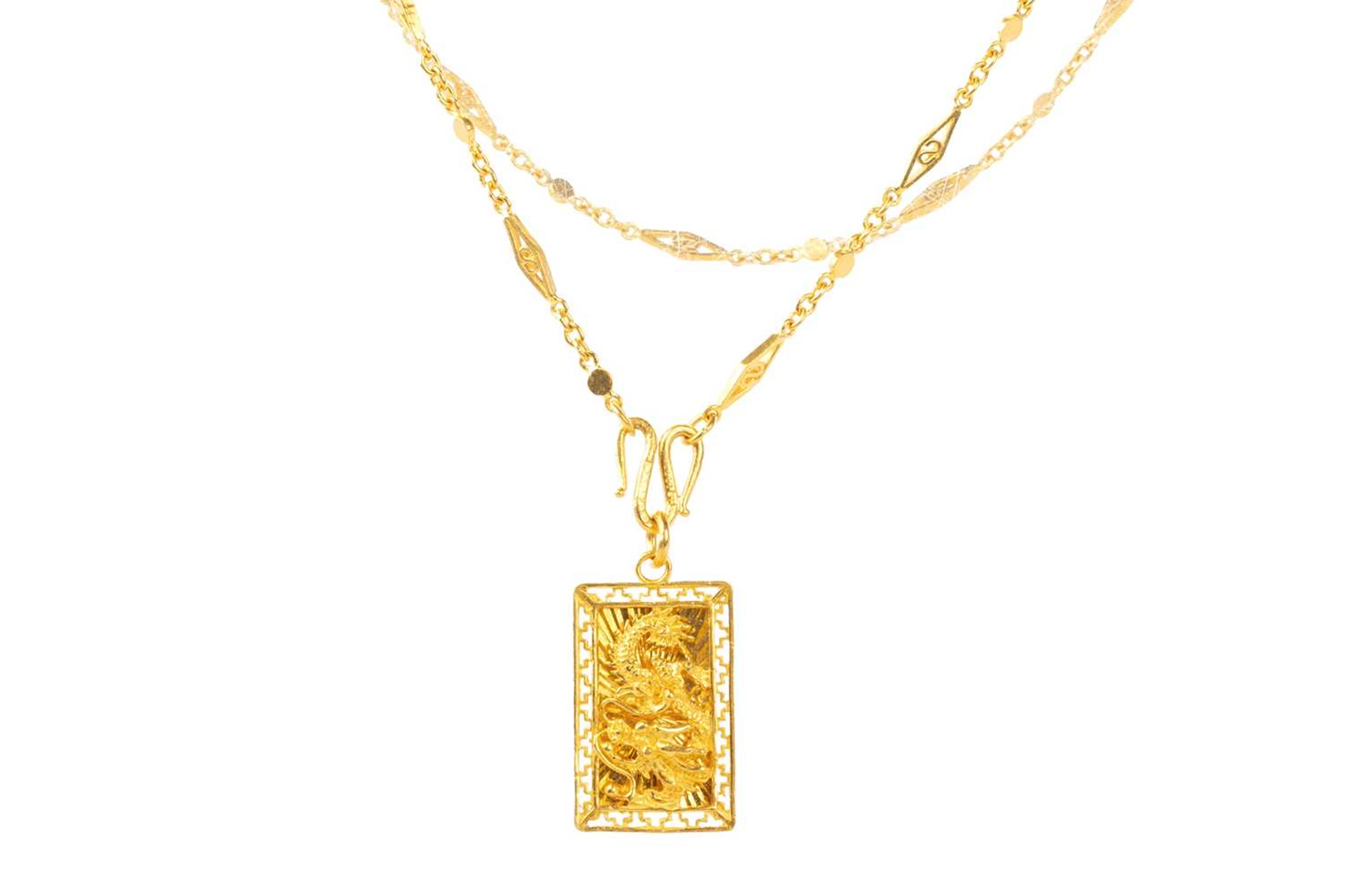 HIGH CARAT GOLD NECKLACE AND A BROOCH MID/LATE 20TH CENTURY