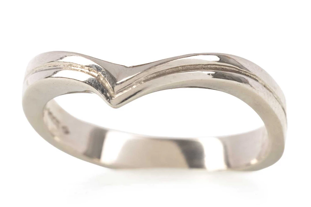 PLATINUM BAND LATE 20TH CENTURY
