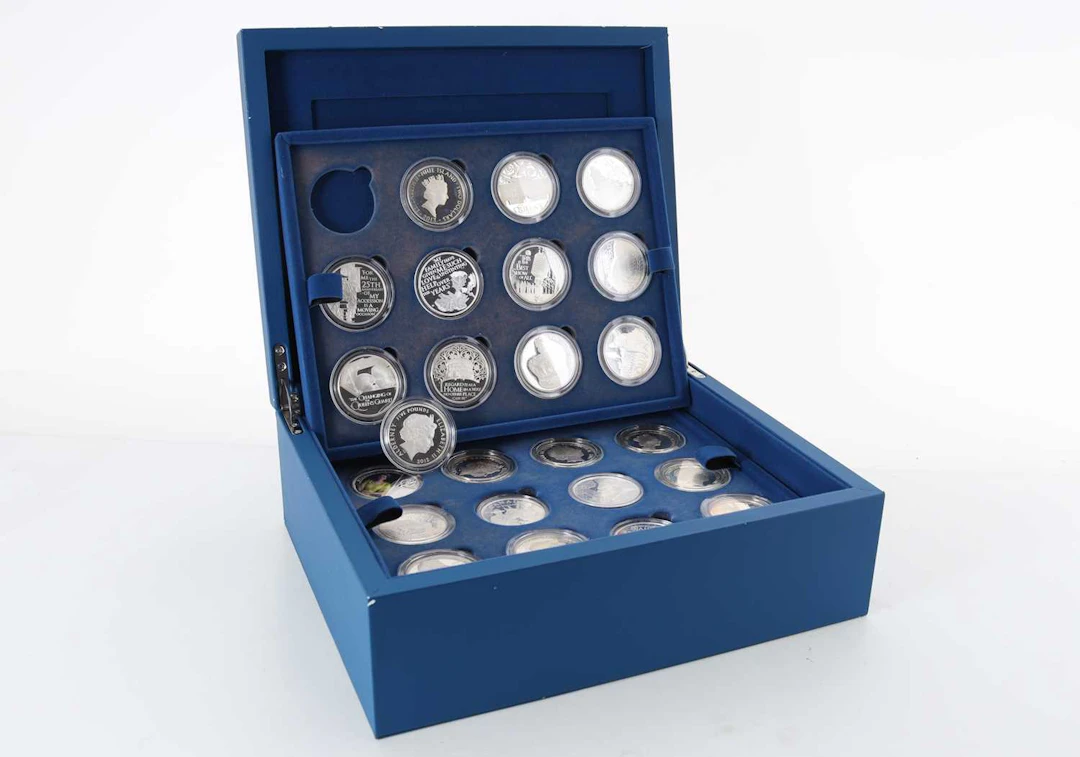 SET OF QUEEN ELIZABETH II COMMEMORATIVE SILVER CROWNS AND OTHERS