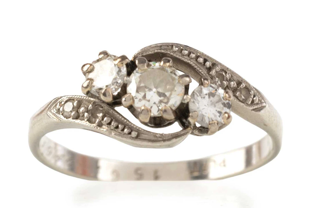 DIAMOND THREE STONE RING MID 20TH CENTURY