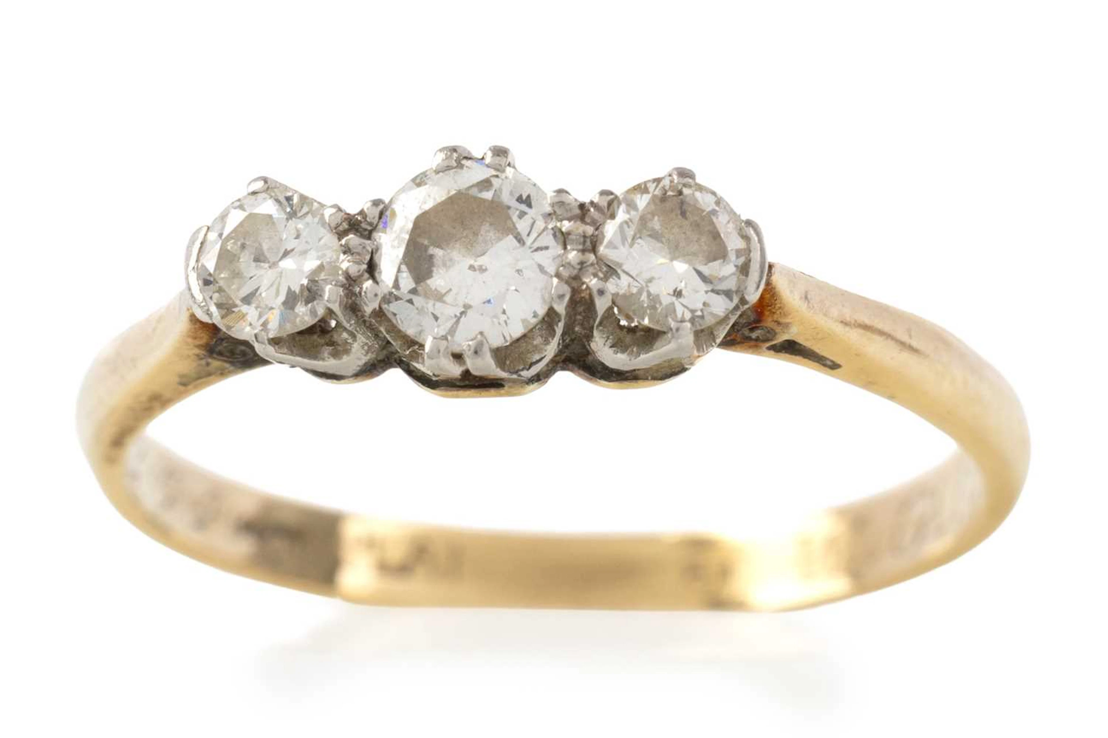 DIAMOND THREE STONE RING EARLY 20TH CENTURY