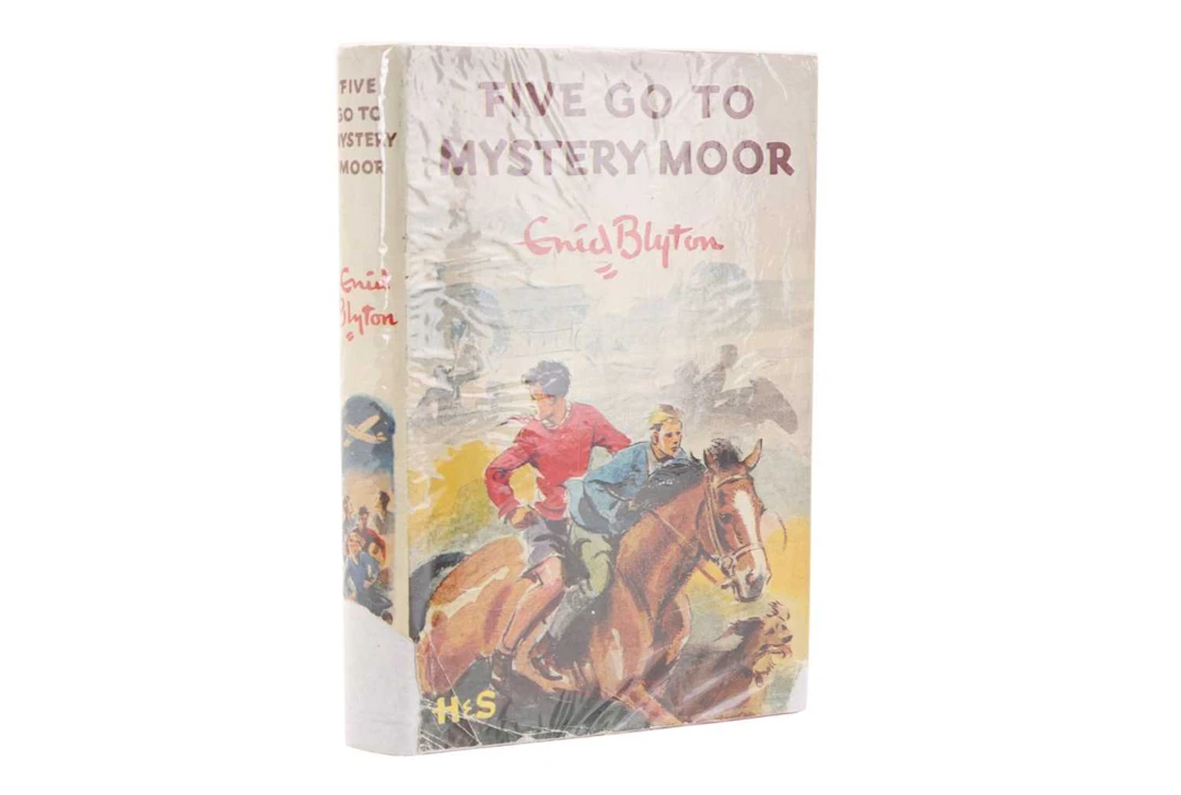 ENID BLYTON, SET OF FAMOUS FIVE BOOKS MID 20TH CENTURY