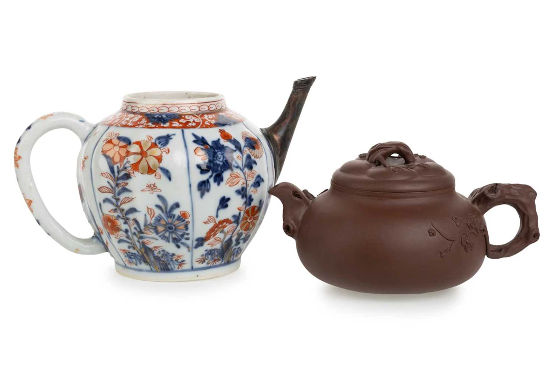 CHINESE PORCELAIN TEAPOT, QIANLONG PERIOD (1736 - 1795) ALONG WITH
