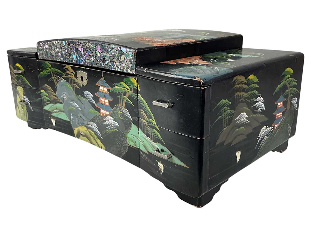 JAPANESE LACQUERED JEWELLERY CHEST MID/LATE 20TH CENTURY