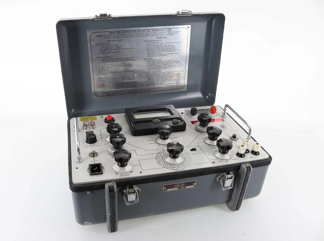 AVO TRANSISTOR TEST SET CT537 MID 20TH CENTURY
