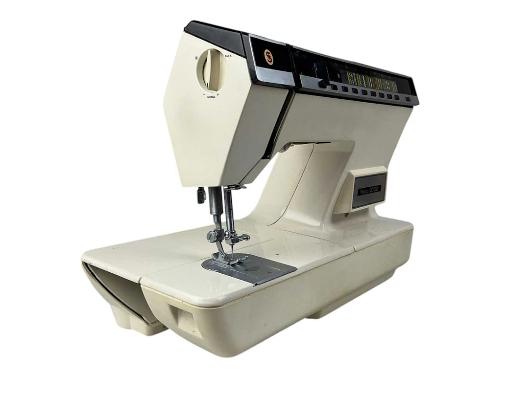 ELECTRONIC PORTABLE SEWING MACHINE LATE 20TH CENTURY