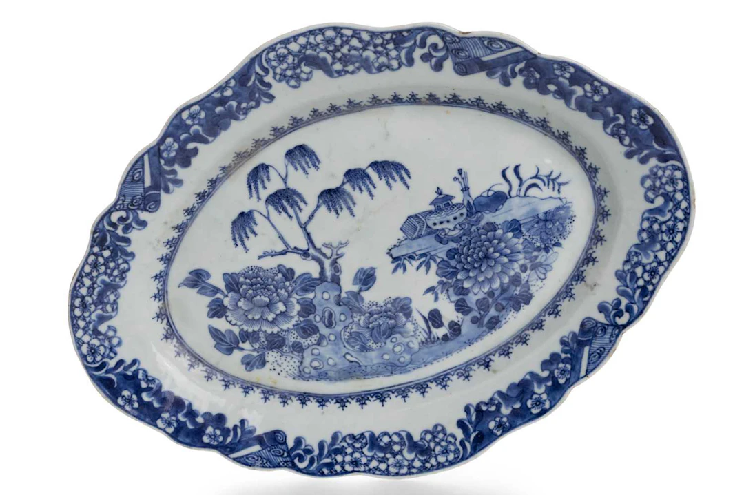 CHINESE BLUE AND WHITE SERVING DISH QIANLONG PERIOD (1736 - 1795)
