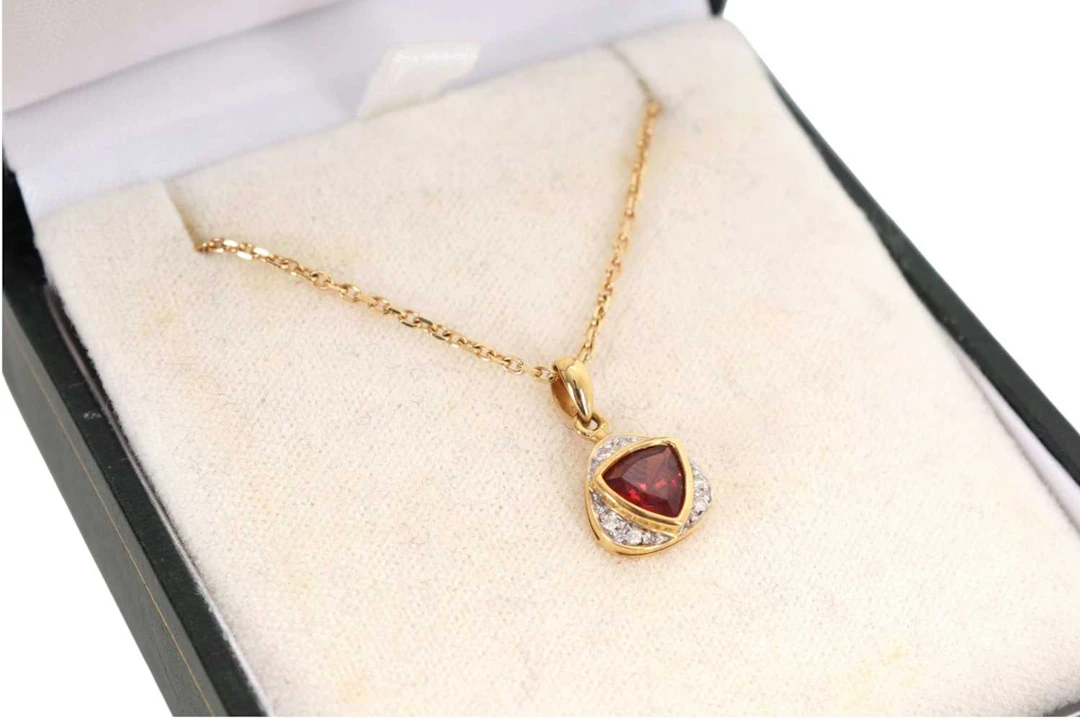 GARNET AND DIAMOND NECKLACE LATE 20TH CENTURY