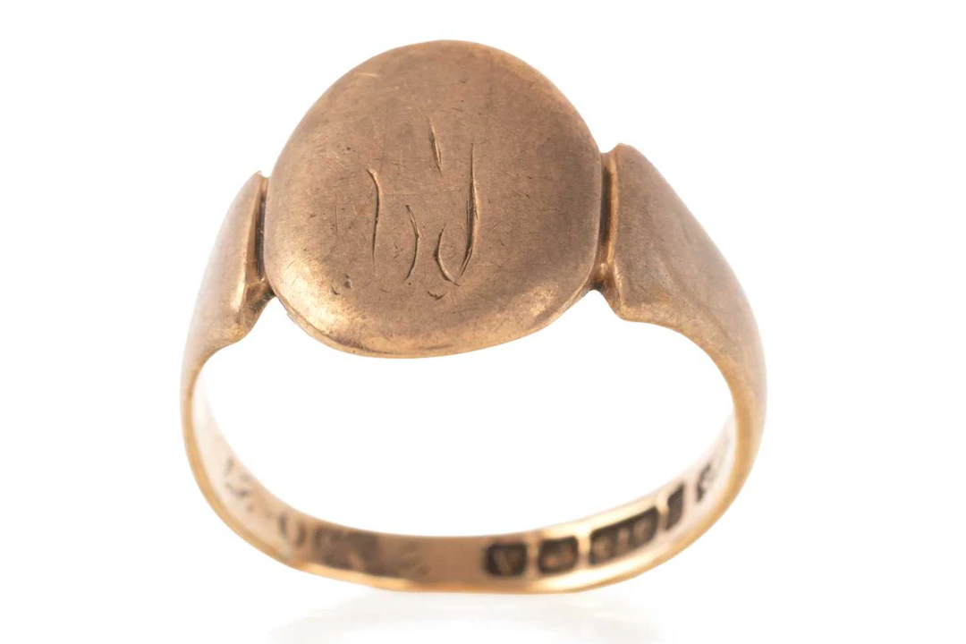 GOLD SIGNET RING MID 20TH CENTURY