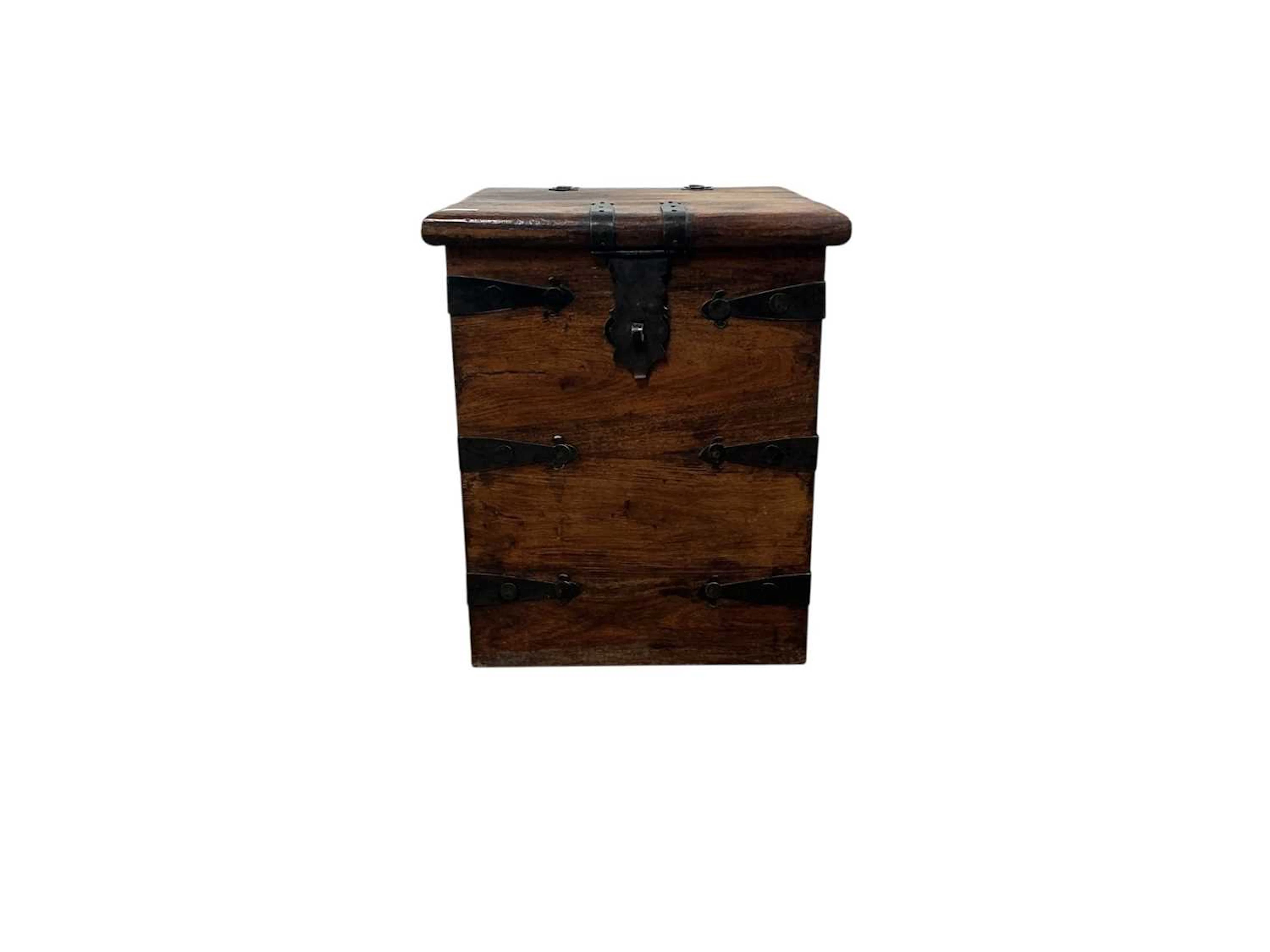 ELM SIDE CABINET, LATE 20TH CENTURY AND A COMPANION BOX