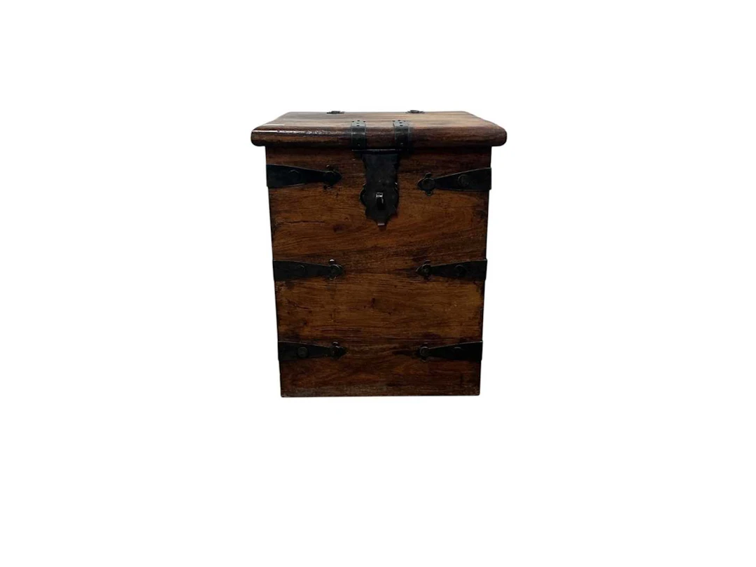 ELM SIDE CABINET, LATE 20TH CENTURY AND A COMPANION BOX