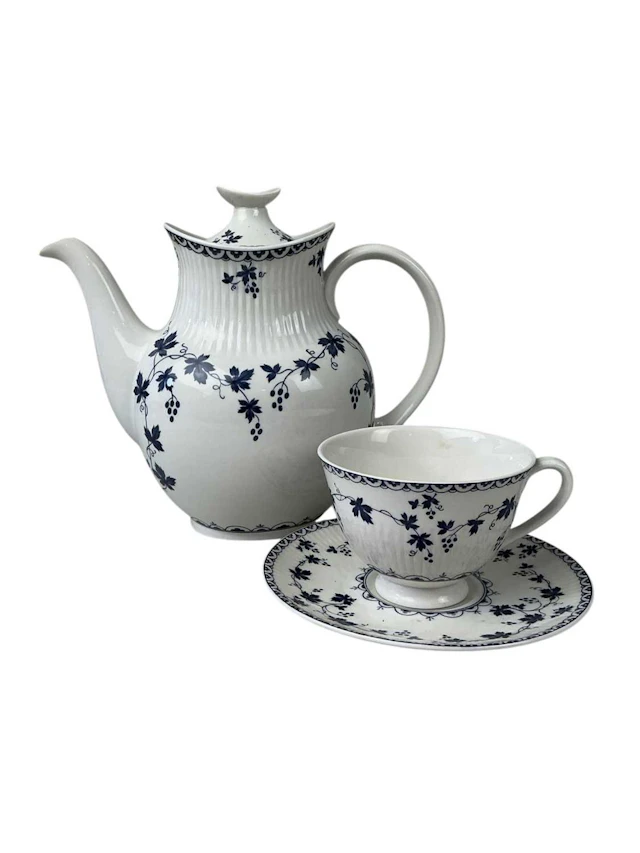 EXTENSIVE ROYAL DOULTON 'YORKTOWN' DINNER SERVICE MID/LATE 20TH CENTURY