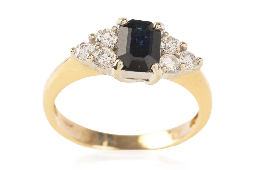 SAPPHIRE AND DIAMOND RING LATE 20TH CENTURY
