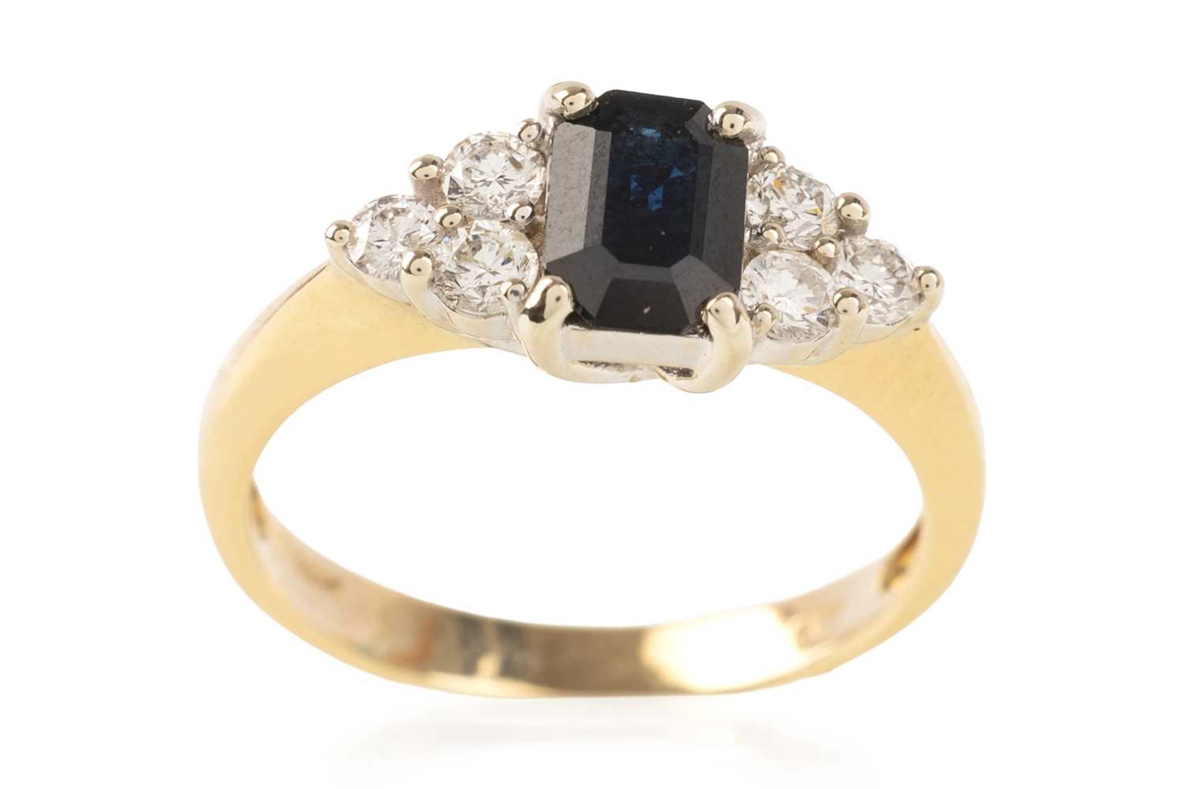 SAPPHIRE AND DIAMOND RING LATE 20TH CENTURY