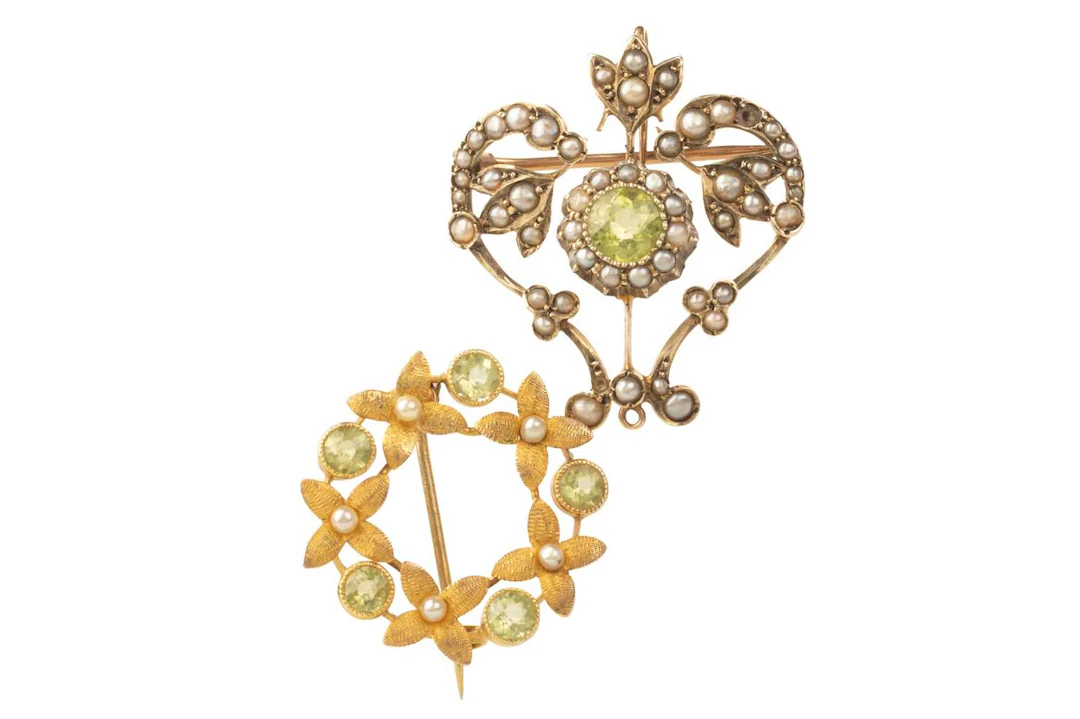 PERIDOT AND SEED PEARL HOLBEIN AND A BROOCH EARLY/MID 20TH CENTURY