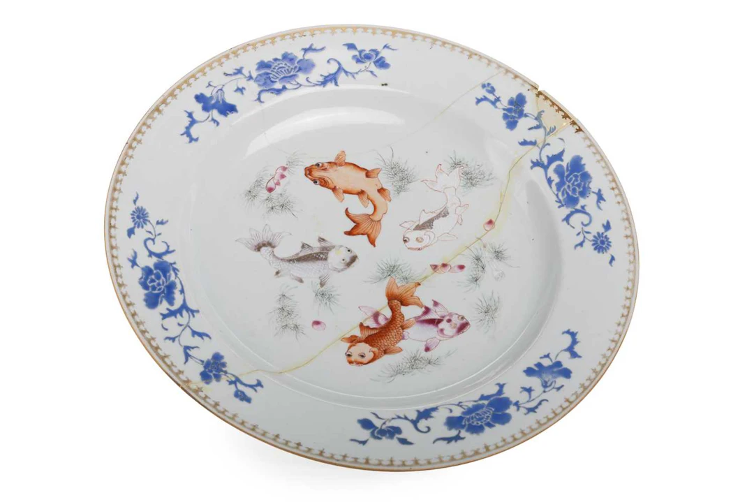 CHINESE FAMILLE ROSE CHARGER QIANLONG PERIOD (1736 - 1795)
