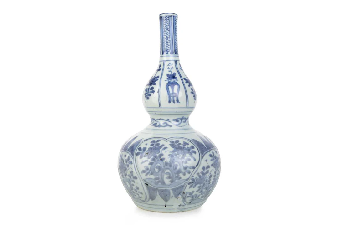 CHINESE BLUE AND WHITE PORCELAIN VASE LATE MING DYNASTY, 16TH CENTURY
