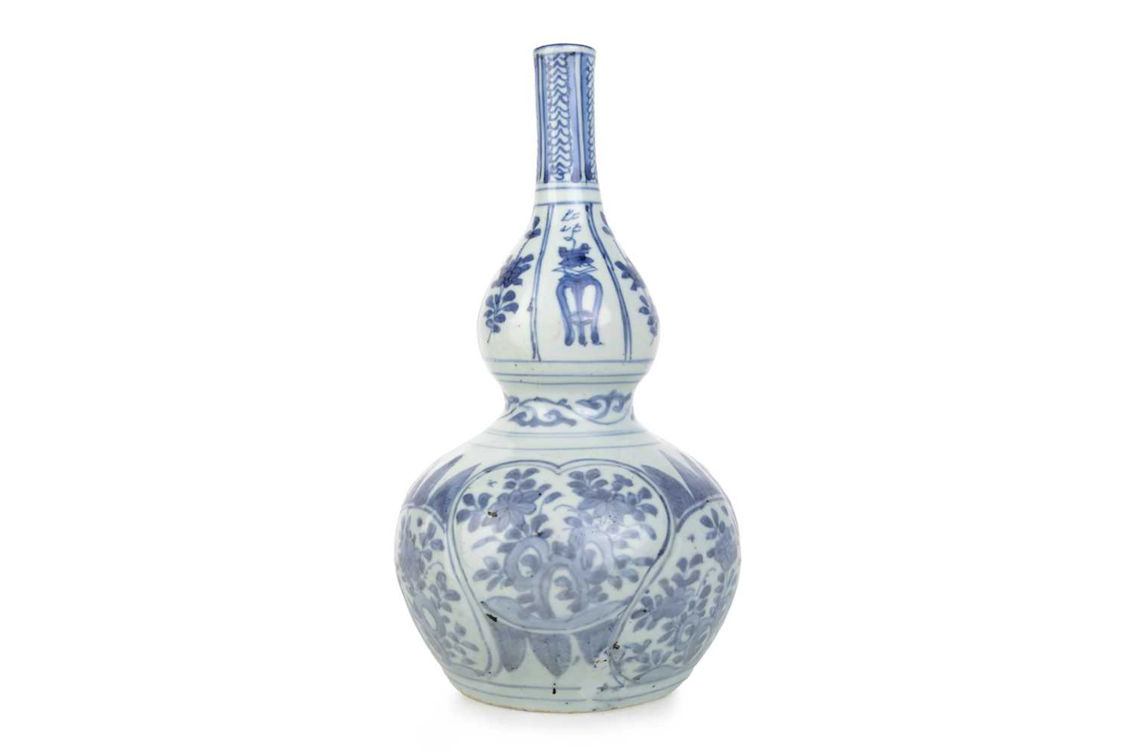 CHINESE BLUE AND WHITE PORCELAIN VASE LATE MING DYNASTY, 16TH CENTURY