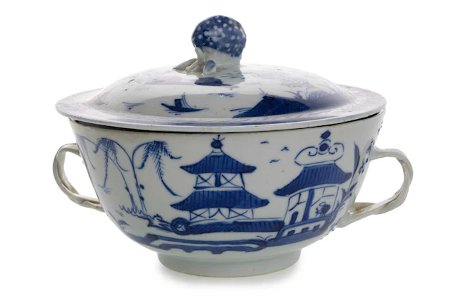 CHINESE BLUE AND WHITE PORCELAIN LIDDED SOUP BOWL MID/LATE 19TH CENTURY