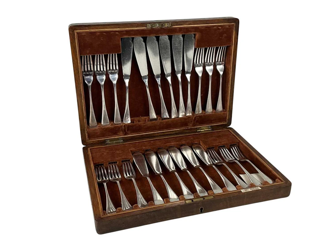 SET OF TWELVE PLATED FISH KNIVES AND TWELVE FORKS MID 20TH CENTURY