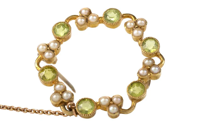 EDWARDIAN PERIDOT AND SEED PEARL BROOCH EARLY/MID 20TH CENTURY