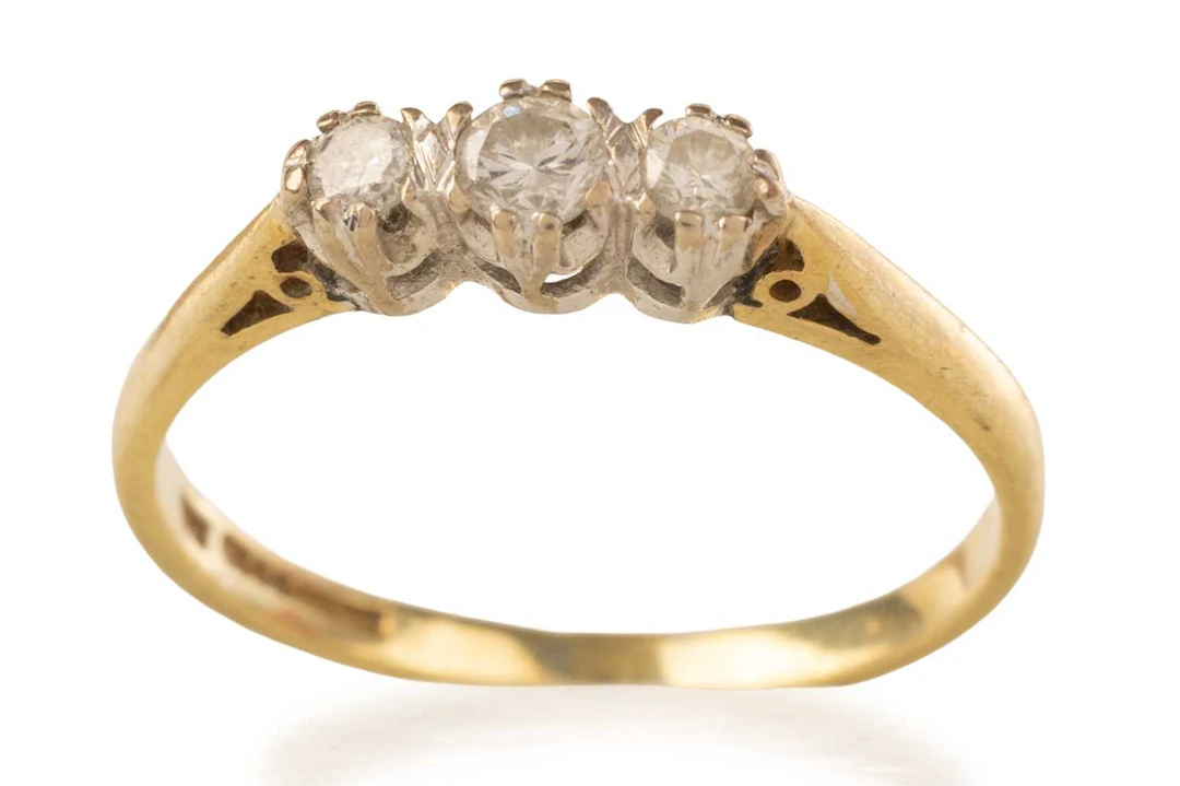 DIAMOND THREE STONE RING LATE 20TH CENTURY