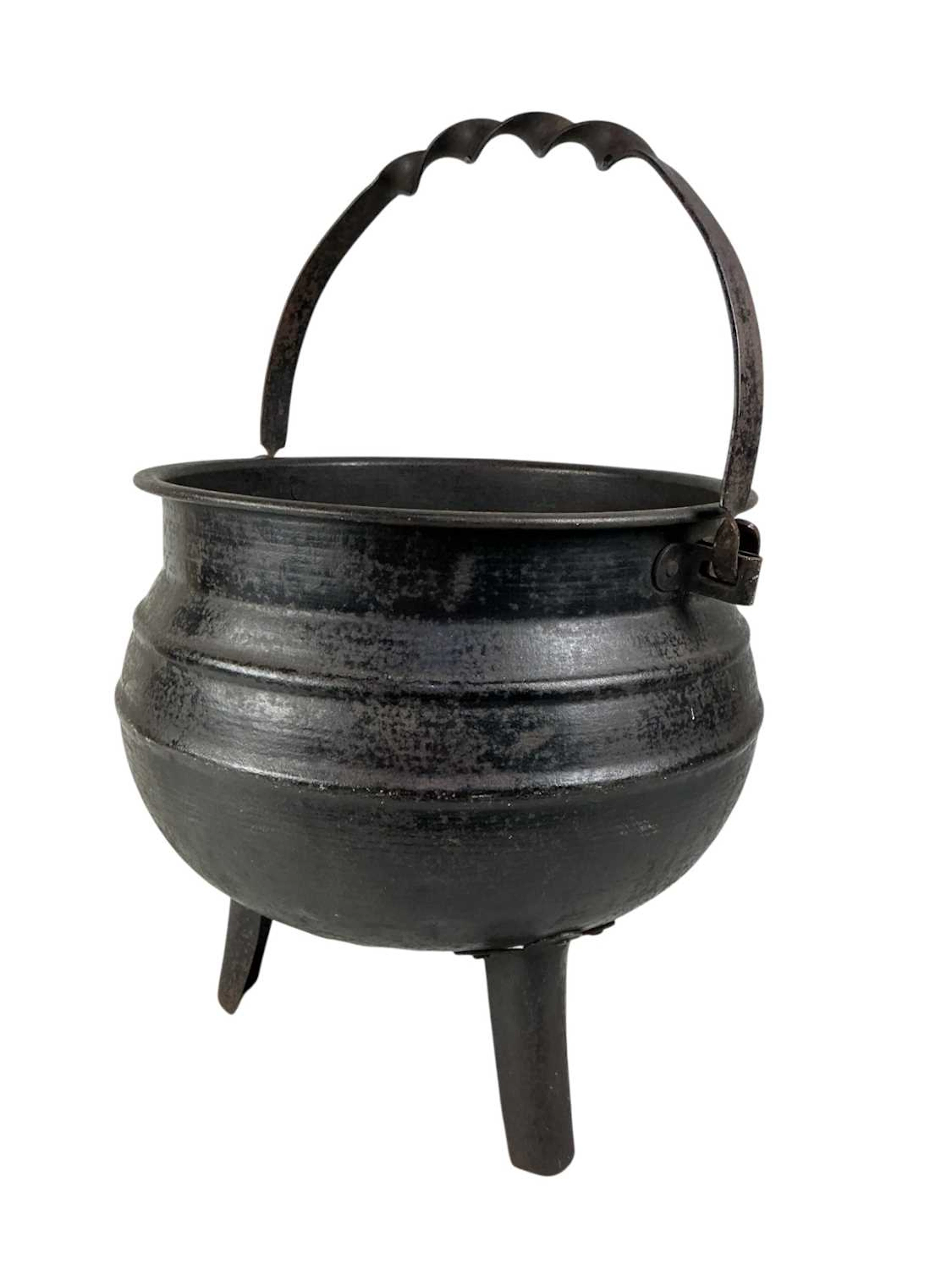 CAST IRON CAULDRON, MID/LATE 20TH CENTURY ALONG WITH A VINTAGE BUCKET AND JUG