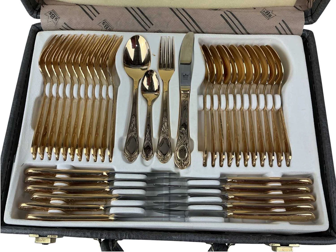 SUITE OF GOLD PLATED FLATWARE LATE 20TH CENTURY