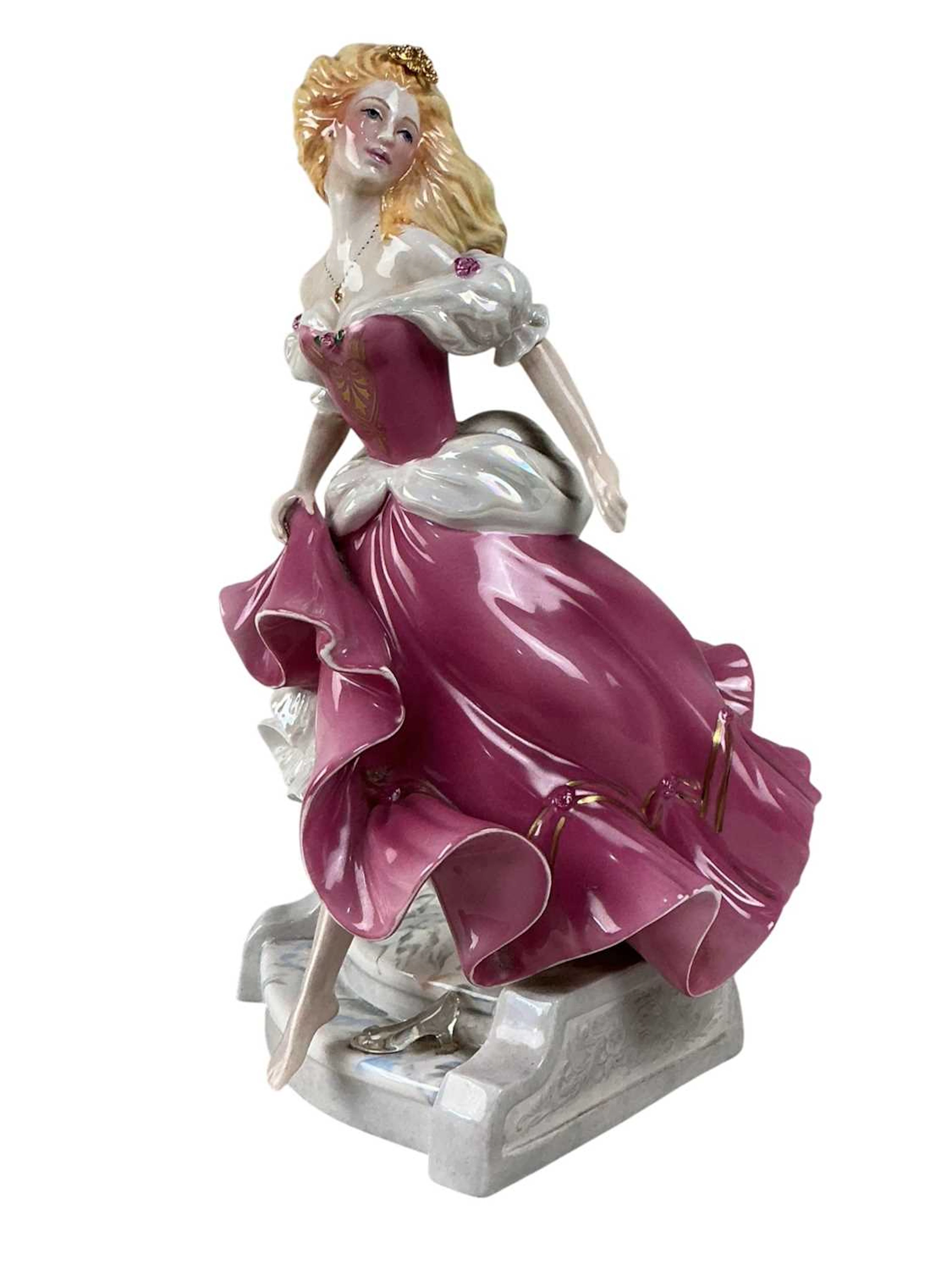 FRANKLIN MINT FIGURE OF CINDERELLA, LATE 20TH CENTURY AND OTHER FIGURES