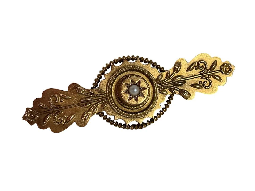 VICTORIAN GOLD BAR BROOCH, LATE 19TH CENTURY ALONG WITH A CAMEO RING